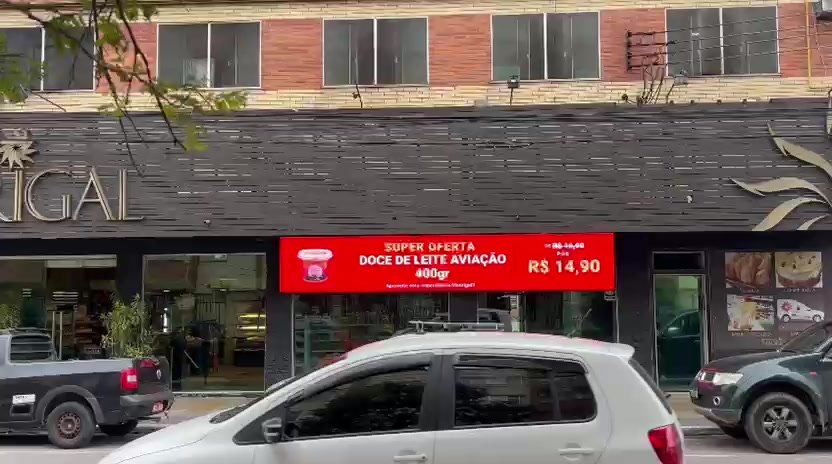 Painel LED publicitário instalado na fachada da Madrigal