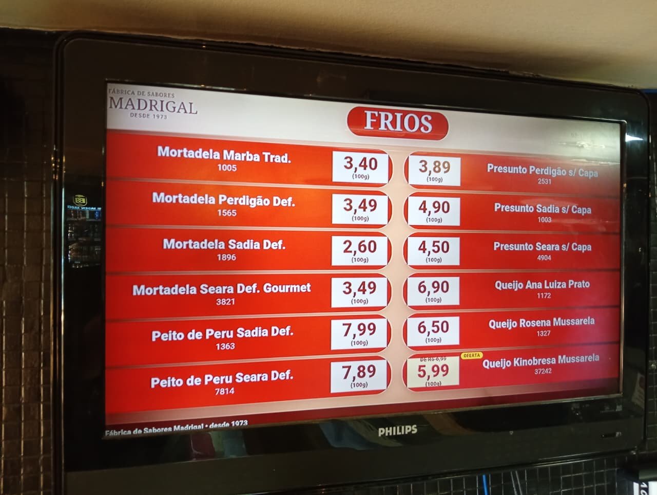 Tabela de Frios digital com nomes, preços e ofertas na Madrigal
